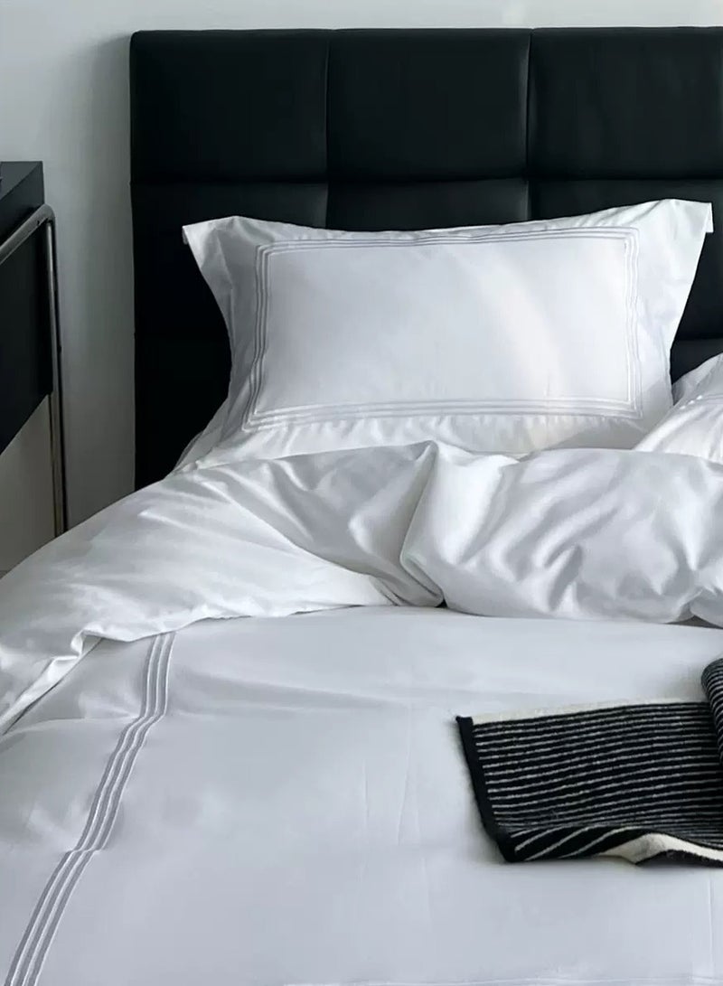 طقم أغطية لحاف 6 قطع 100% قطن من فندق 5 نجوم 220×240 سم، أبيض، مصنوع من قطن ساتين، 1 غطاء لحاف، 1 ملاءة مسطحة، 4 أغطية وسائد بحجم كينغ - Image 1