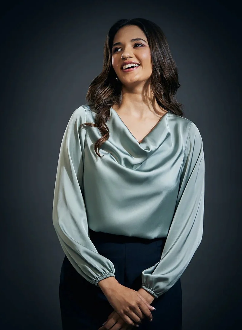 زجزاج رقبة متدلية وأكمام طويلة من الساتان باللون الزيتوني