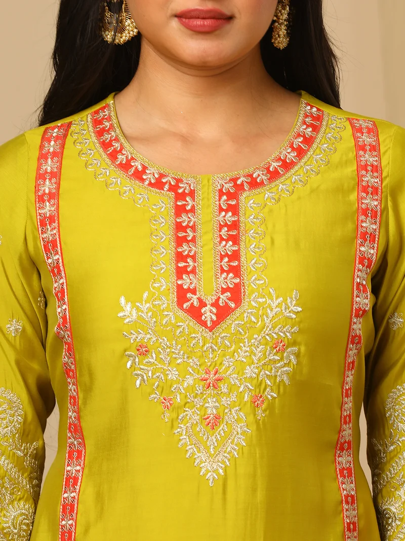 globus Women Floral Embroidered Panelled Kurta With Trousers & With Dupatta