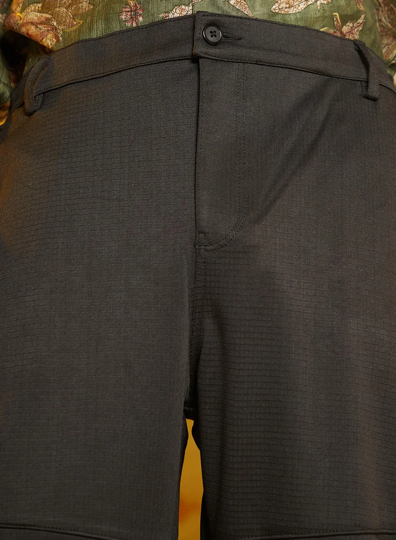 كامبوس سوترا Campus Sutra Men's Ash Grey Panel-Waffle Chino Trousers For Casual Wear | Mid-Rise | Regular Fit | Button Closure | Trousers Crafted With Comfort Fit For Everyday Wear