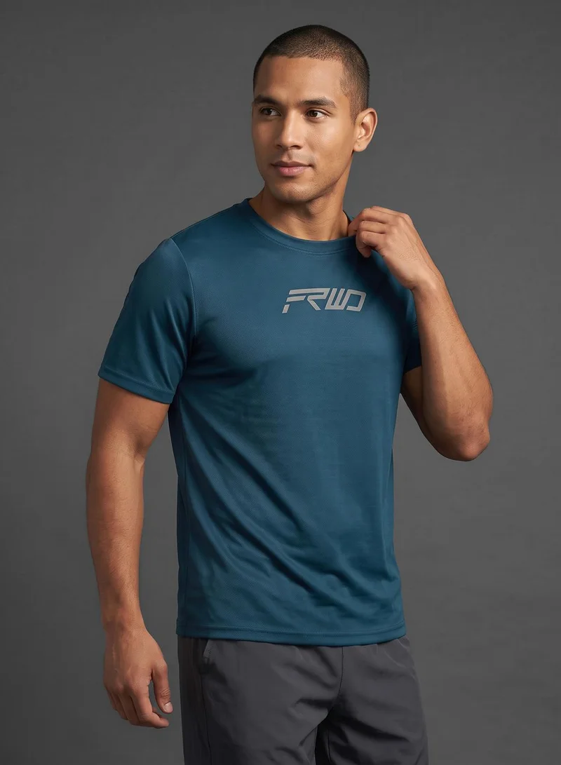 فورورد توب رياضي بشعار Essentials Frwd