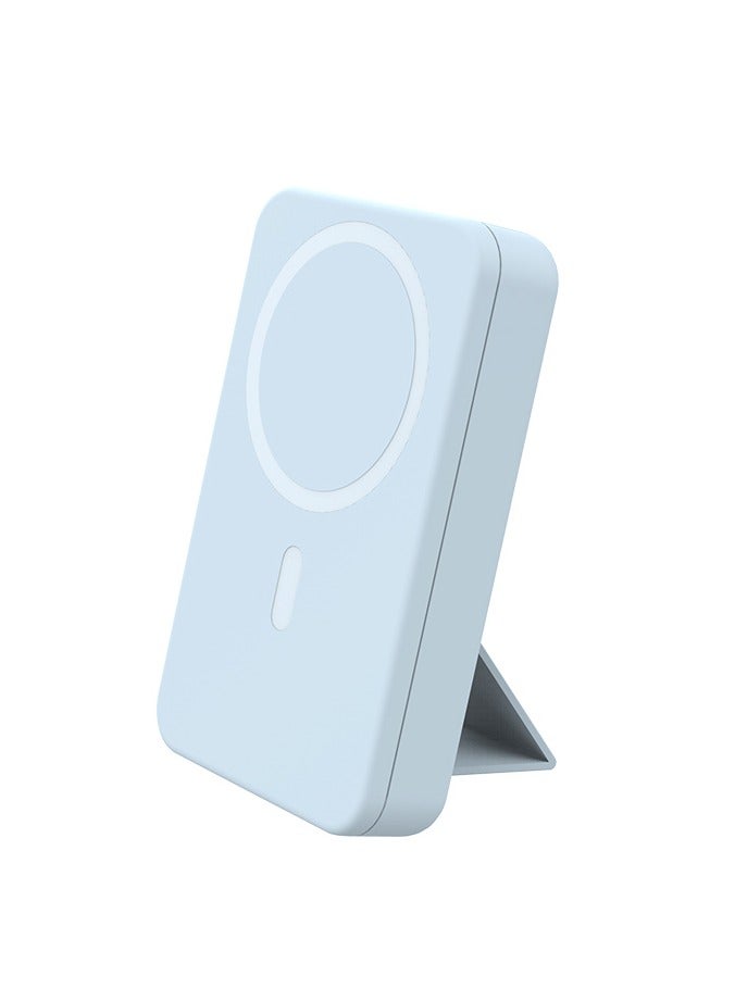 بنك الطاقة WST بسعة 10000mAh، شحن لاسلكي مغناطيسي سريع، شاشة رقمية ذكية، حامل مدمج، كابلين مدمجين (1Type-C و 1Lightning)، بالإضافة إلى الشحن اللاسلكي - 3 منافذ إدخال و4 منافذ إخراج للشحن - أزرق. - Image 1