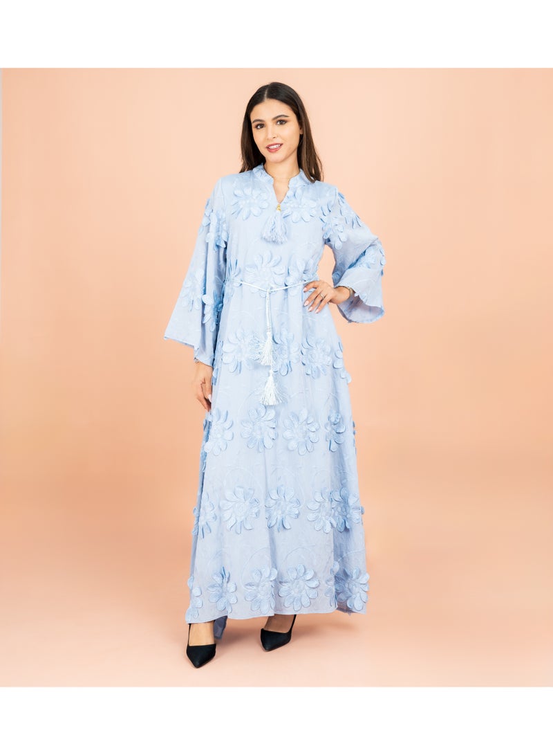 اكسا جلابية مودرن بزهر ثلاثي الأبعاد وياقة ماندرين زرقاء - Image 1