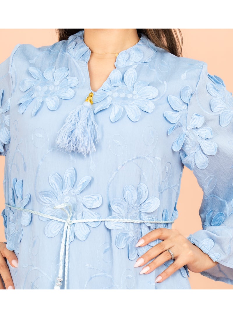 اكسا جلابية مودرن بزهر ثلاثي الأبعاد وياقة ماندرين زرقاء - Image 2