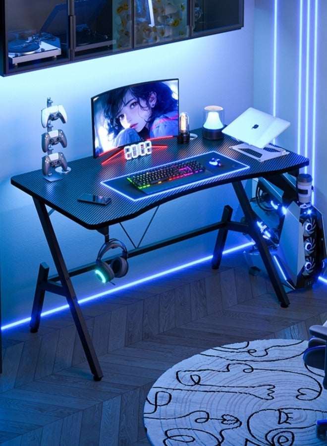 هارلان طاوله قيمنق مع حامل أكواب وخطاف سماعة رأس، مكتب كمبيوتر شخصي مريح، مكتب قيمنق بسطح من ألياف الكربون، مكتب دراسة وكتابة ومكاتب منزلية، مثالي للطلاب واللاعبين - Image 1