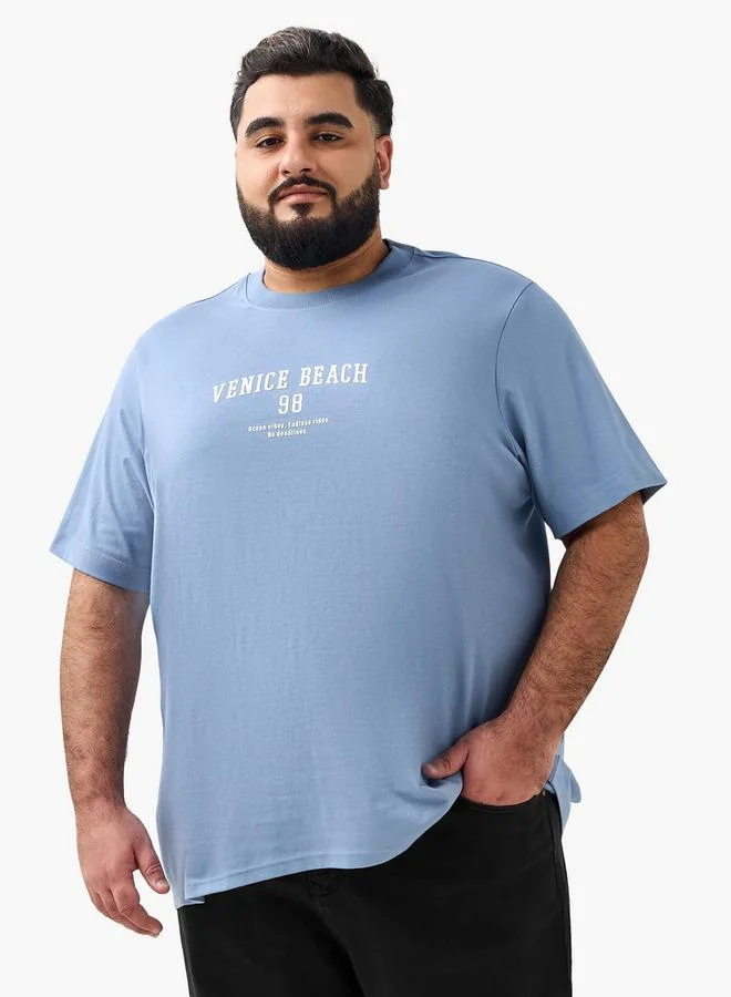 ماكسيم تيشيرت رجالي بقصة عادية ورقبة دائرية وأكمام قصيرة وطبعة شعار