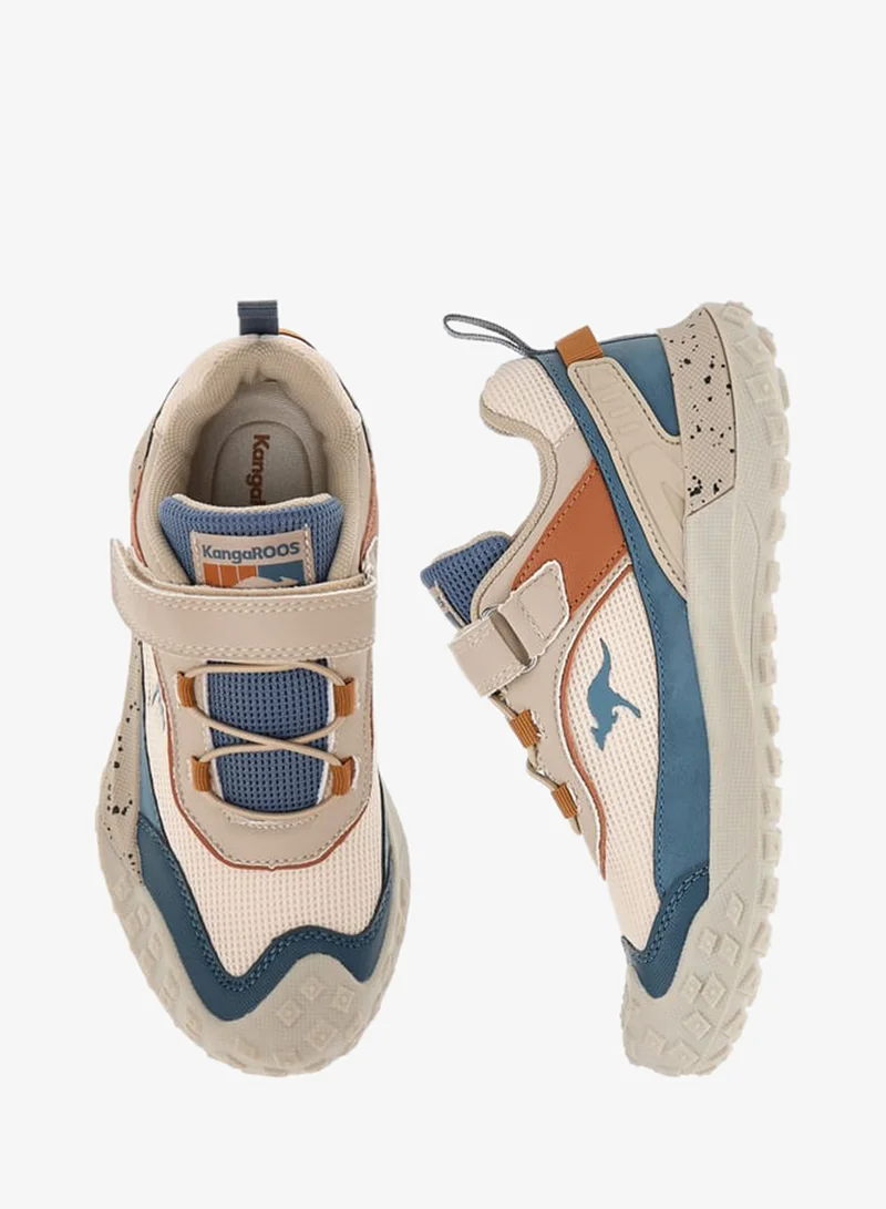 كانغاروس حذاء رياضي للأولاد بتفاصيل شعار وإغلاق بشريط لاصق