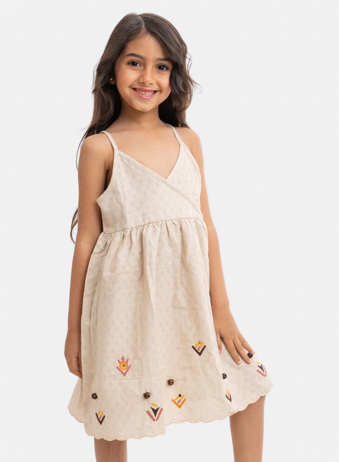 فستان بيج للبنات بدانتيل على الكتف