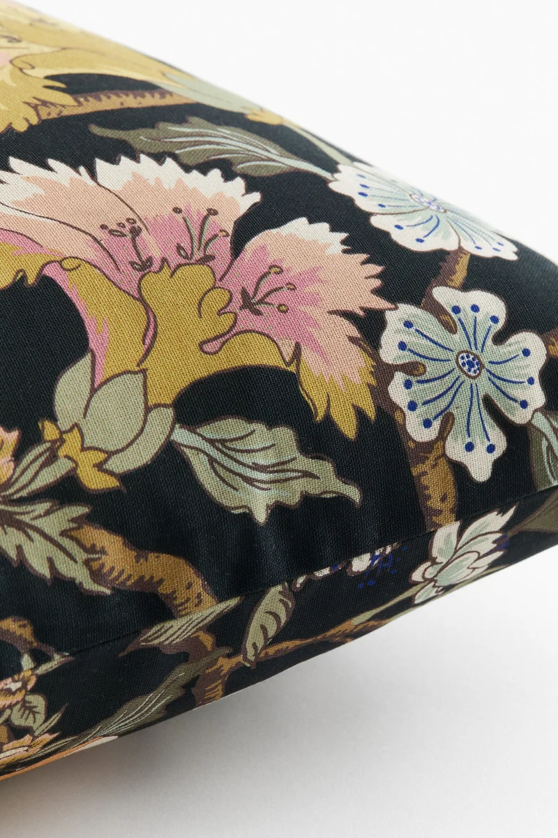 اتش اند ام غطاء وسادة مزين بنقوش