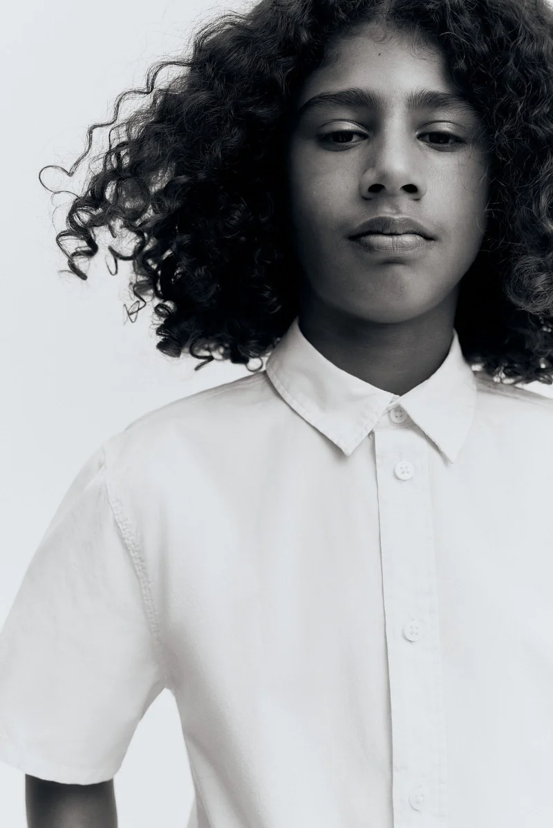 اتش اند ام قميص قطني قصير الأكمام