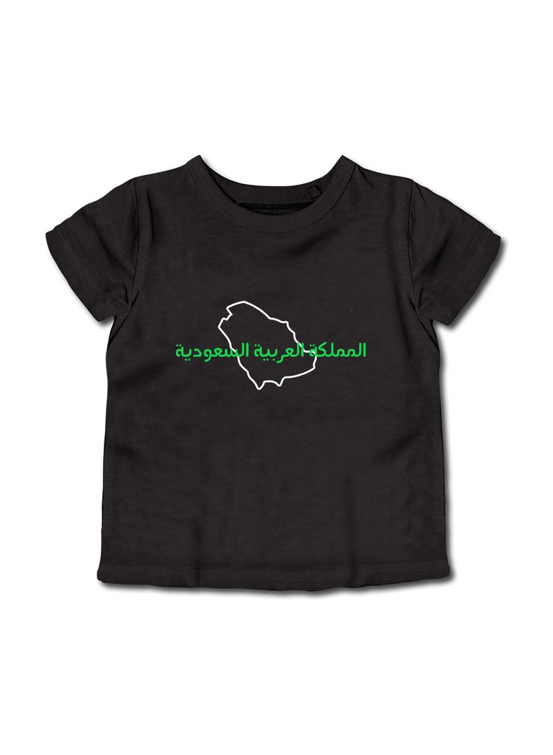 لوحة تيشيرت قطن للأطفال مناسب للأولاد والبنات لمناسبة اليوم الوطني السعودي أو للفخر بالانتماء للوطن في كل الأوقات - Image 1
