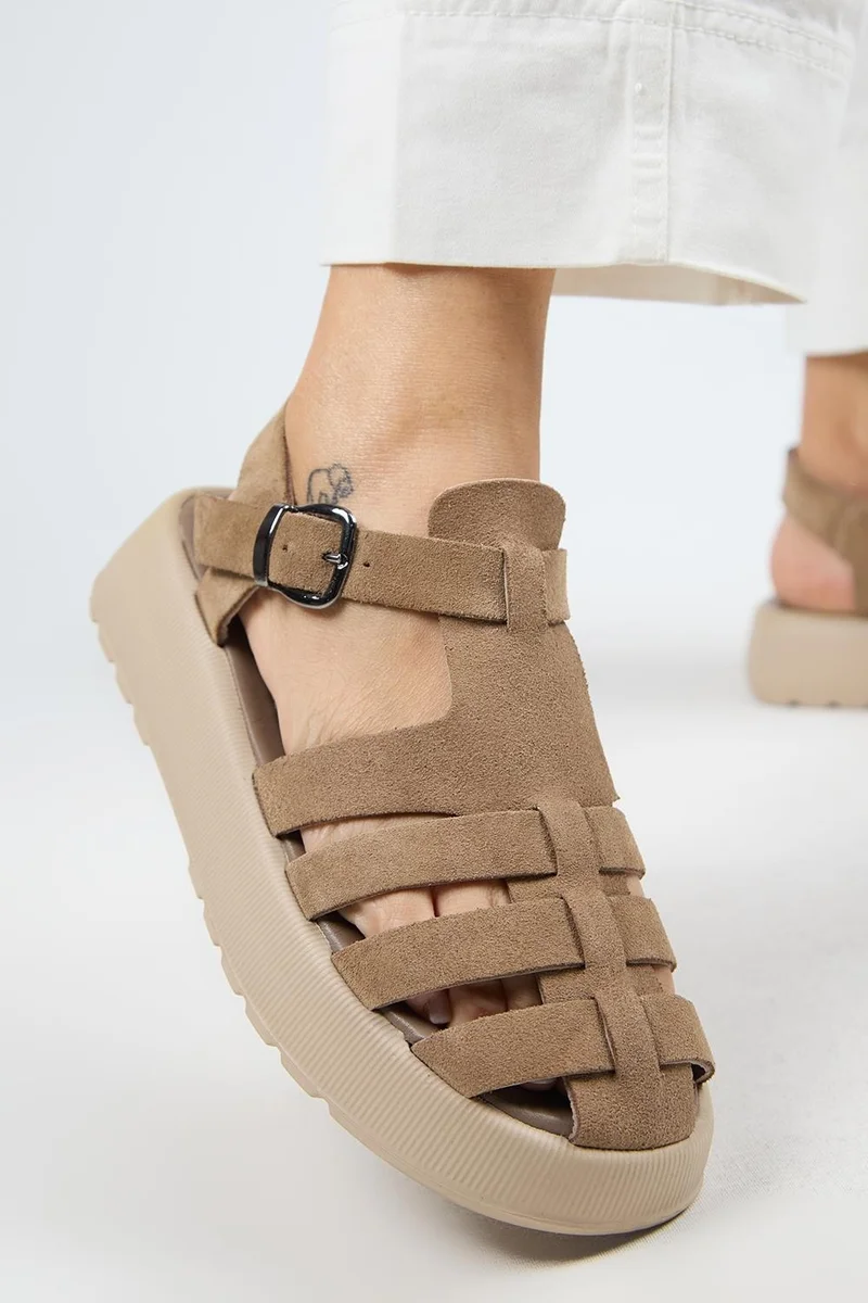 مانجيرو صندل مانيجيرو روزا النسائي من الجلد الطبيعي مع إبزيم من فرو المنك