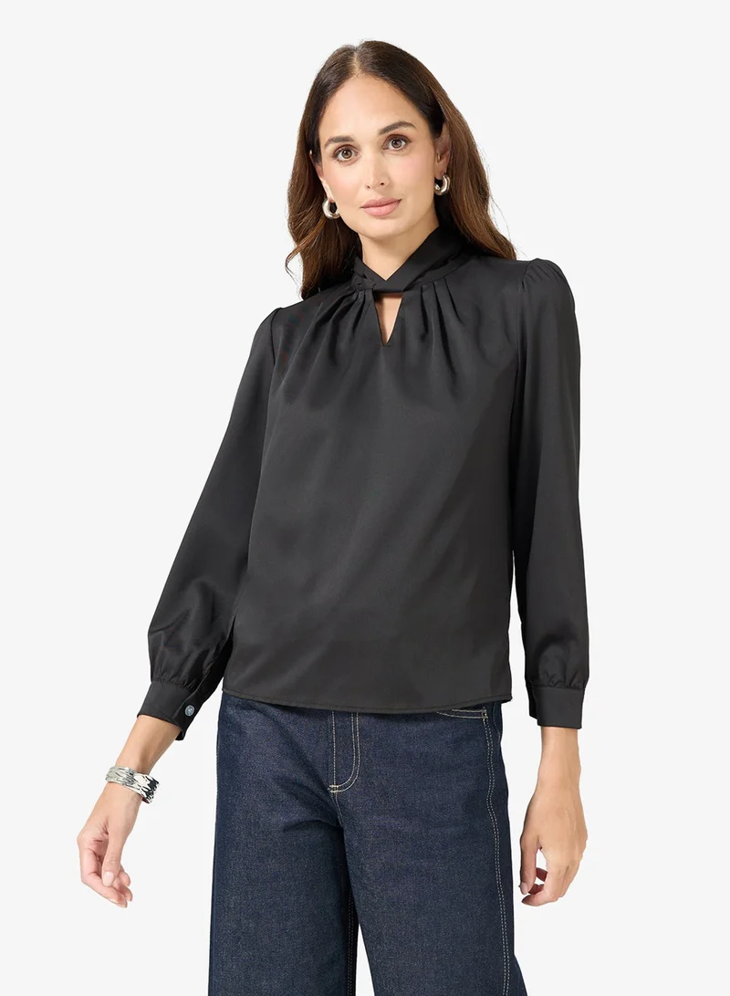 ايلا بلوزة بفتحة عنق مميزة