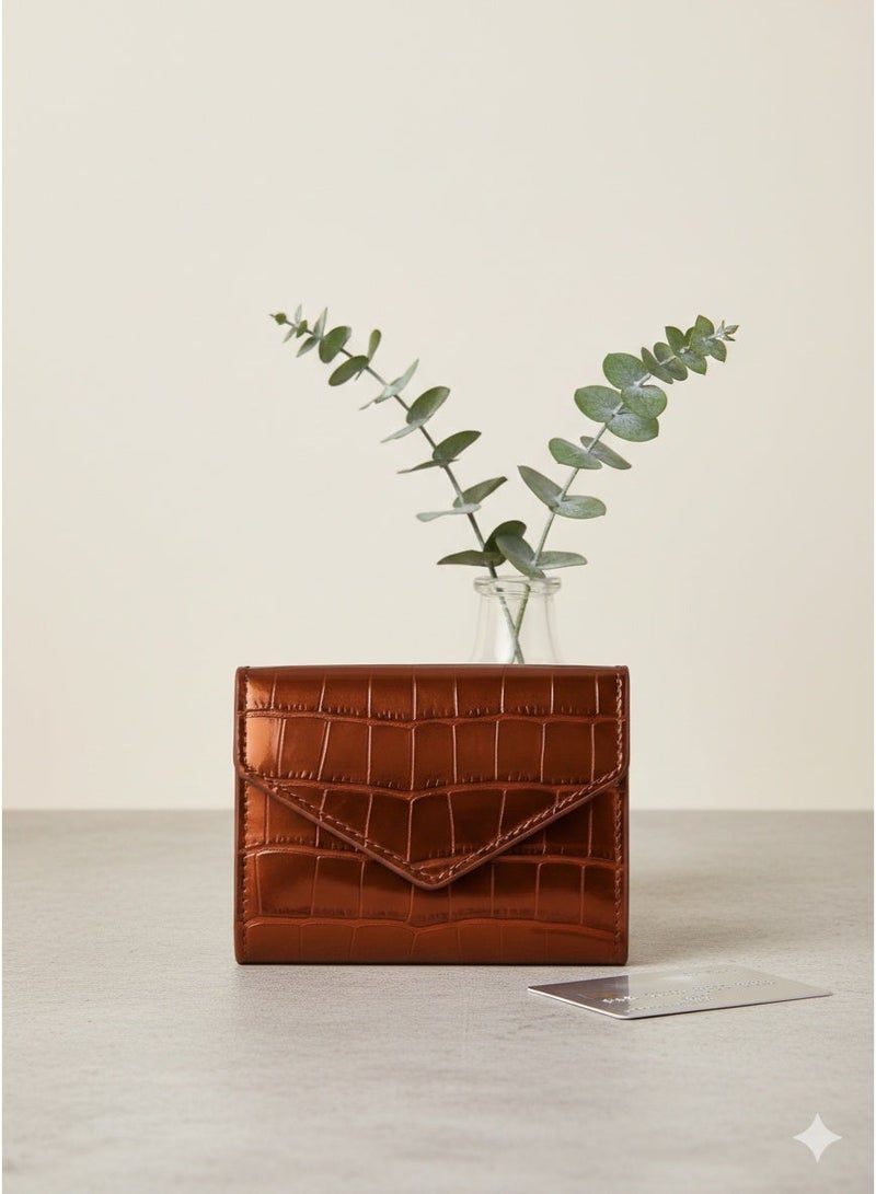 محفظة نسائية فاخرة بنقشة جلد التمساح – تصميم ميني أنيق وصغير الحجم بفتحات متعددة للكروت وجيب للنقود الورقية والعملات المعدنية – خامة جلد متينة لامعة وسهلة الحمل داخل أي شنطة – تنظيم مثالي وراحة يومية في محفظة واحدة مدمجة وعصرية -لون عسلي - Image 1