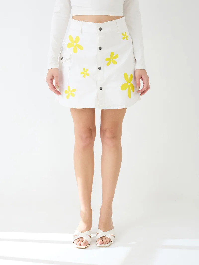 جلو باص سكورت نسائي أبيض بطبعة زهور بخصر متوسط بستايل كارغو من جلوبس