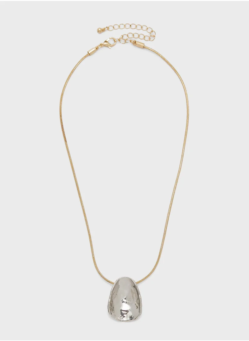 ELLA Hammered Pendant Necklace