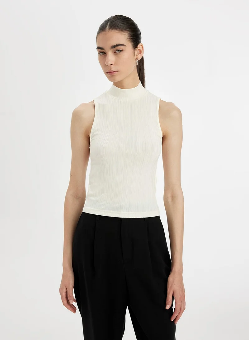 ديفاكتو توب ضيق بياقة نصف عالية ونسيج مضلع