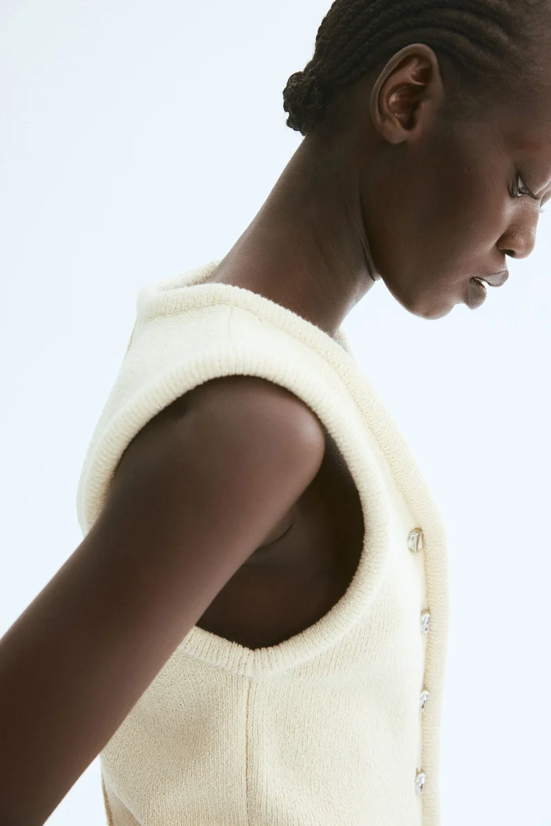 اتش اند ام فيست بأزرار أمامية