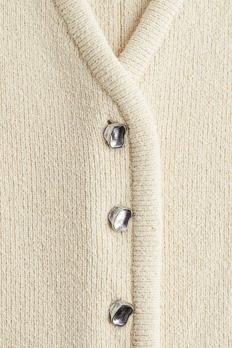 اتش اند ام فيست بأزرار أمامية