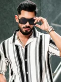 مانياك قميص رجالي مانياك بنقشة خطوط الباركود وأكمام نصفية من قماش العسل باللونين الأسود والأبيض