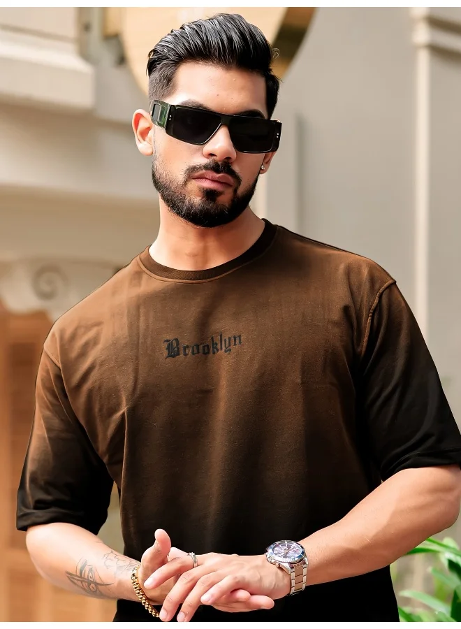 مانياك تيشيرت قطن رجالي بأكمام ثلاثة أرباع ورقبة دائرية بتصميم صبغ باللون البني