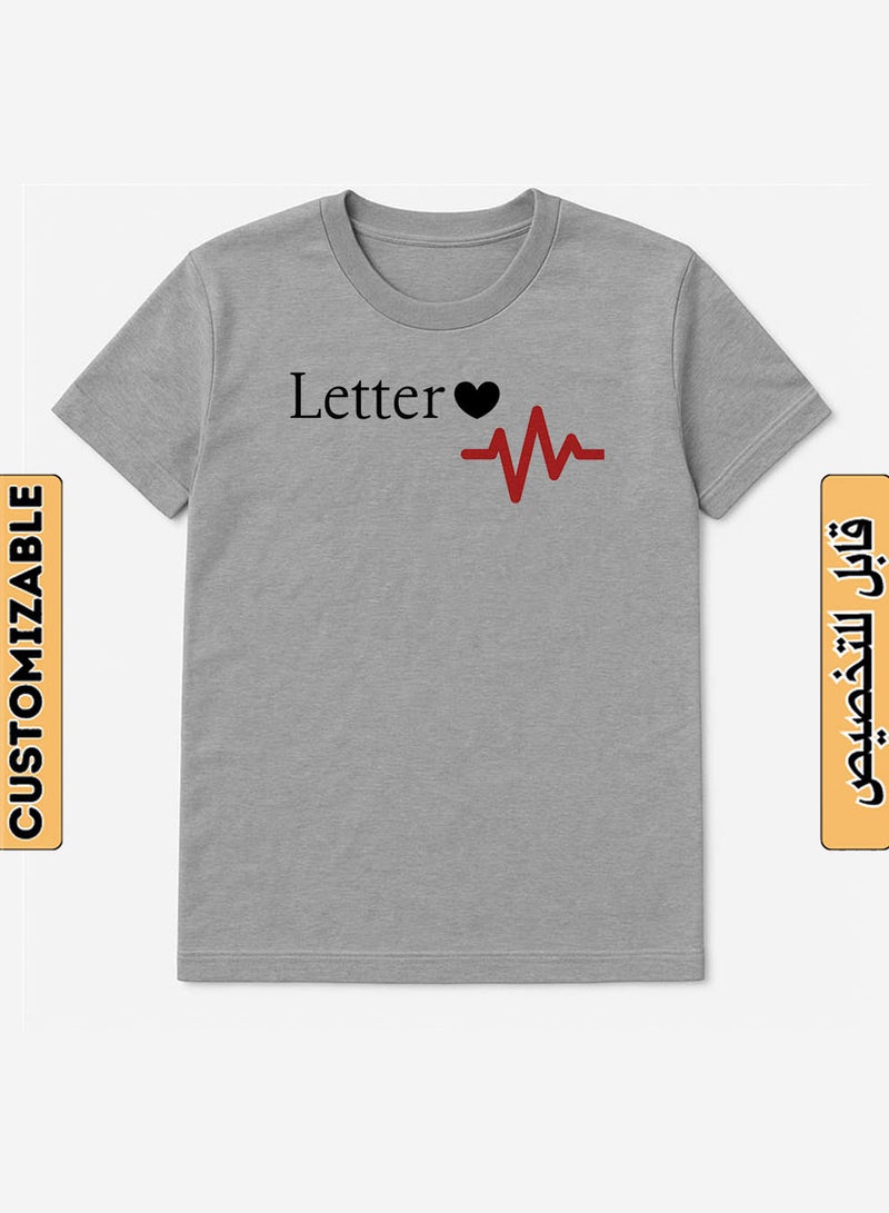 لوحة تيشيرت قطن قابل للتخصيص بحرف من اختيارك مع تصميم قلب - Image 1