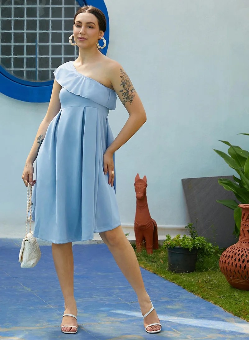 بينيا كولادا فستان مكشكش بكتف واحد باللون الأزرق السماوي للنساء