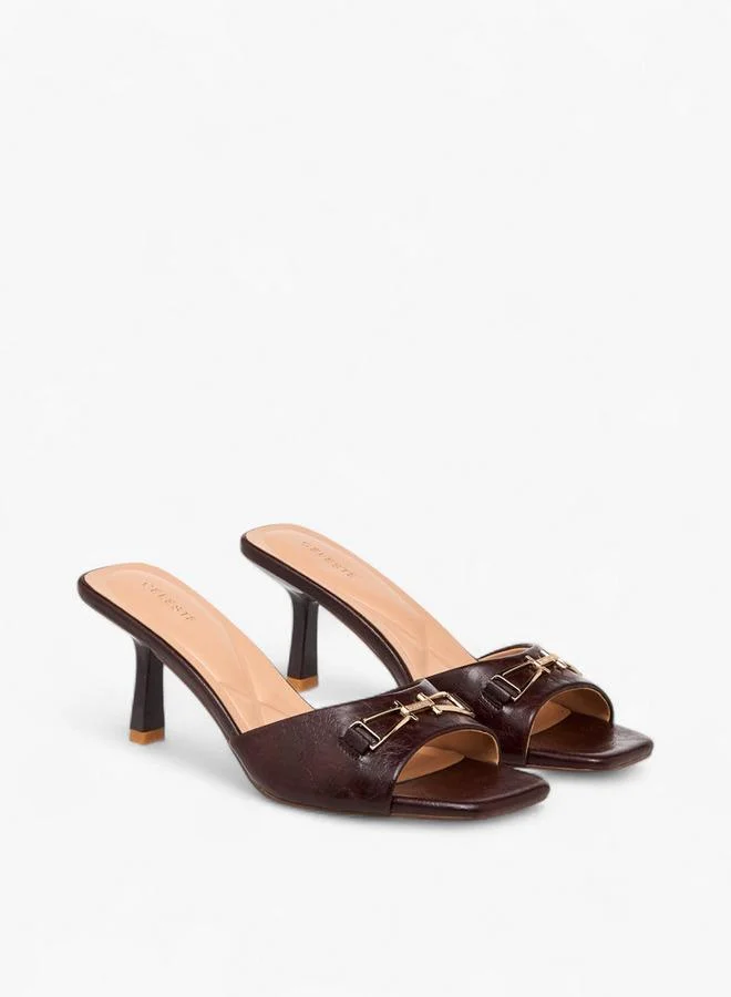 سيليست صنادل بكعب قطة بتفاصيل إبزيم للنساء