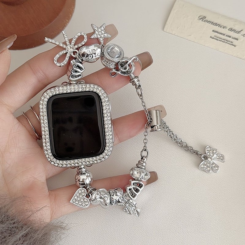 ساعة نسائية فضية اللون، سوارها متوافق مع موديلات Apple Watch، يتميز بتصميم أنيق على شكل فراشة مع نوتة موسيقية، مع لمسات إبداعية من الخرز المعدني، مناسب لمقاسات 38 مم و40 مم و41 مم و42 مم، من الجيل الأول إلى S10 وS11. - Image 3