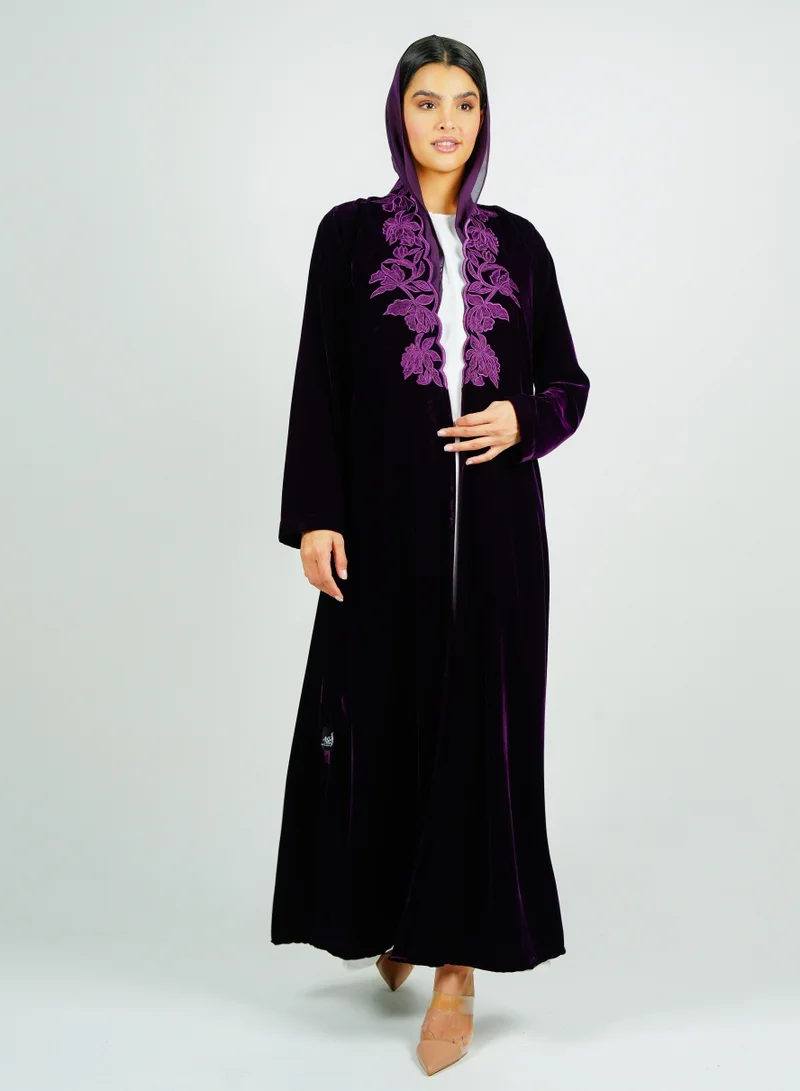 روزيت عباية عباية مخملية مطرزة عند خط العنق