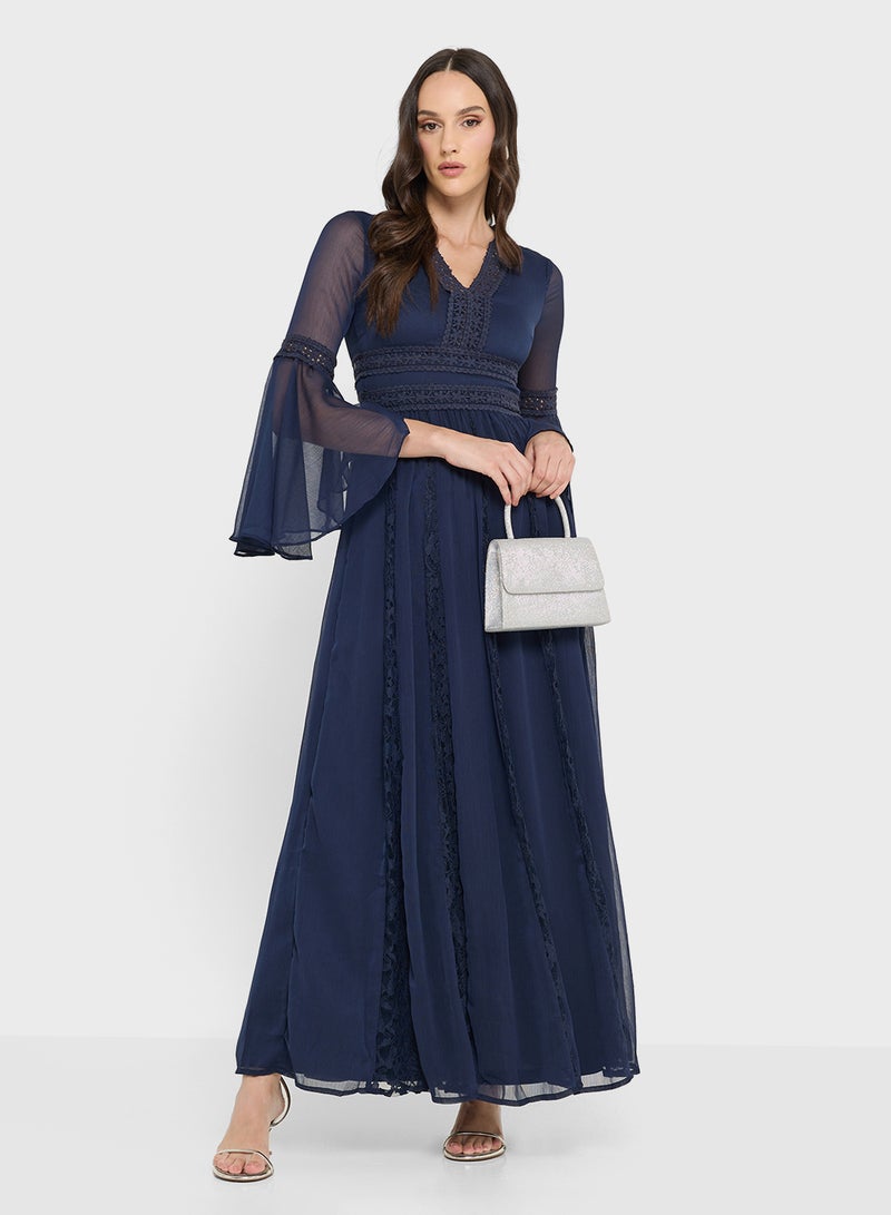 فروك اند فرل فستان ماكسي بياقة على شكل حرف  وأكمام واسعة - Image 4