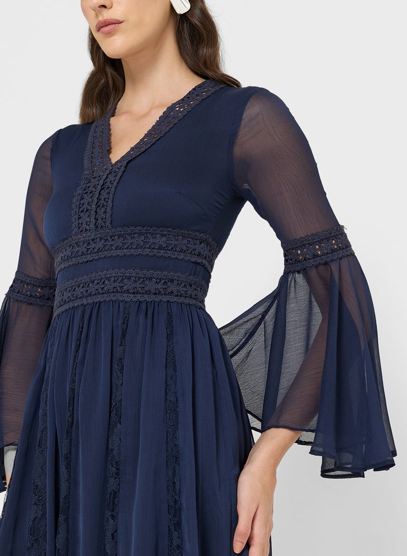 فروك اند فرل فستان ماكسي بياقة على شكل حرف  وأكمام واسعة - Image 3