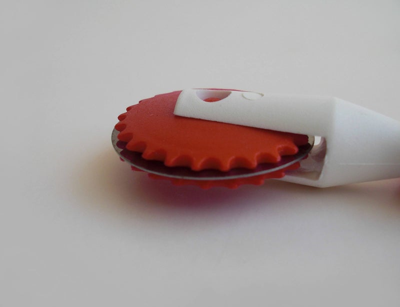 Tredoni 1.6" Dough/Ravioli Stamp Cutter & Sealer Wheel - 4cm Pastry/Pasta Maker, Wooden Handle - Image 3