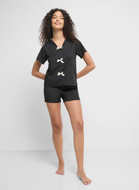 طقم بيجامة تي شيرت وشورت بتفاصيل فيونكة