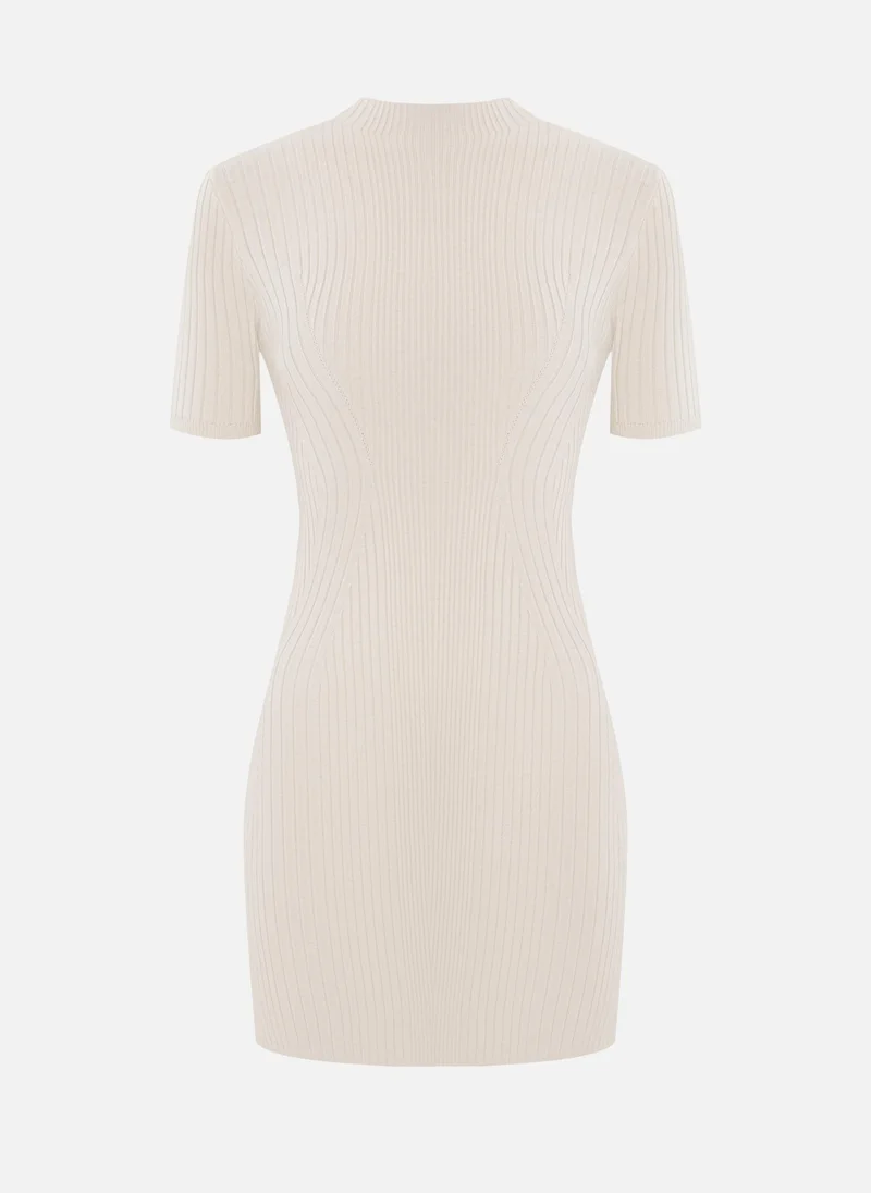 ليتشي فستان قصير الأكمام من قماش مضلع