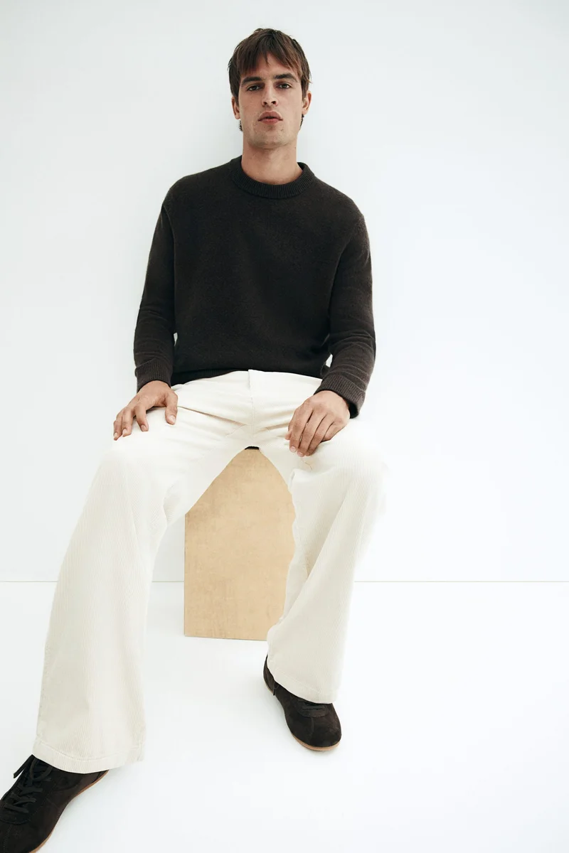 اتش اند ام بنطلون من الكوردروي بقصّة مريحة