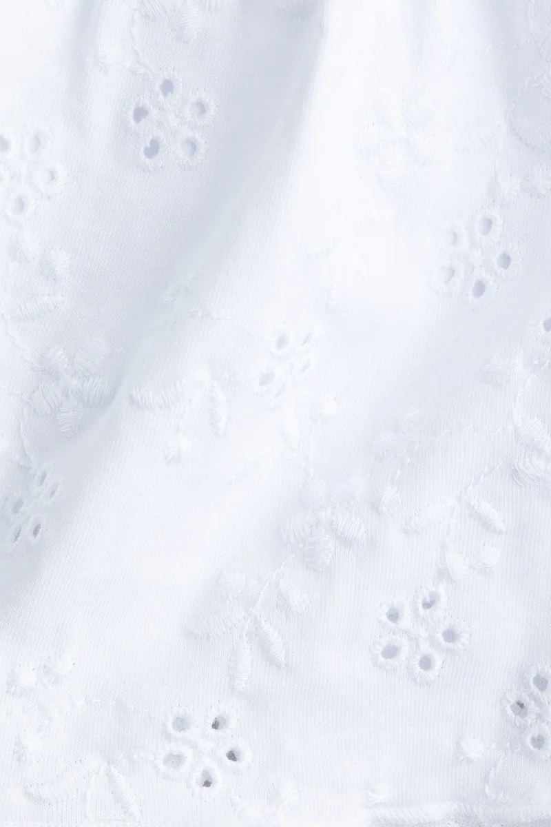 اتش اند ام تنورة بتطريزات ذات نمط انجليزي