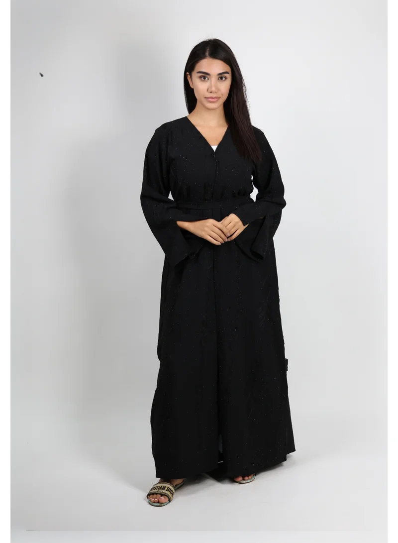 جميلة عباية سوداء مزينة بأشكال هندسية وتطريز بخيوط زهرية