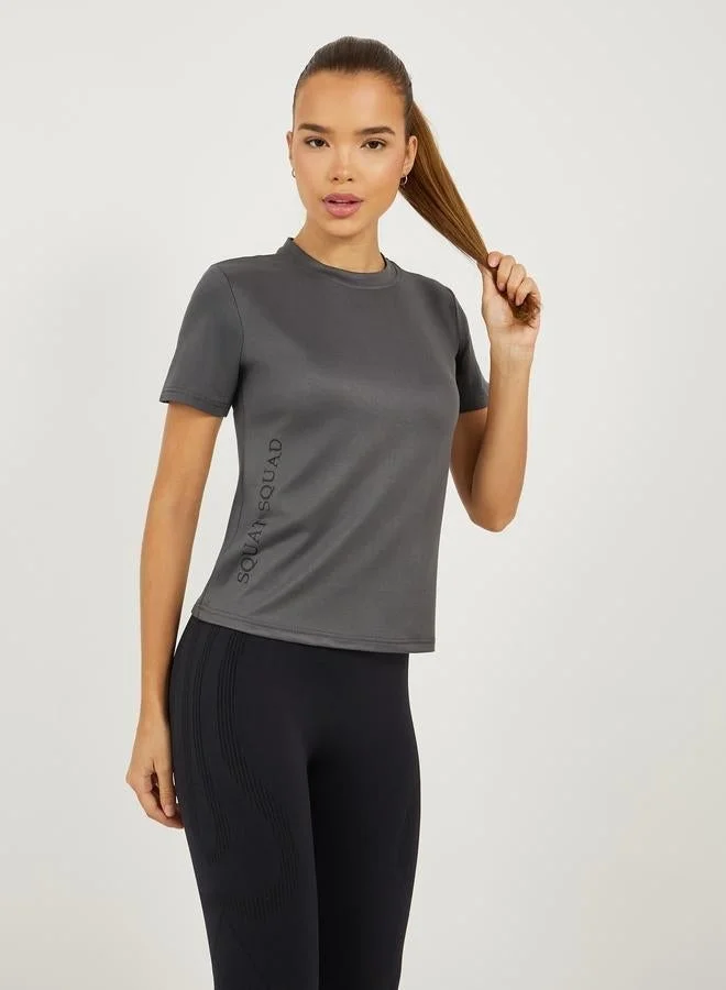 ستايلي اكتيف تيشيرت قصير بأكمام قصيرة وطبعة شعار جانبي