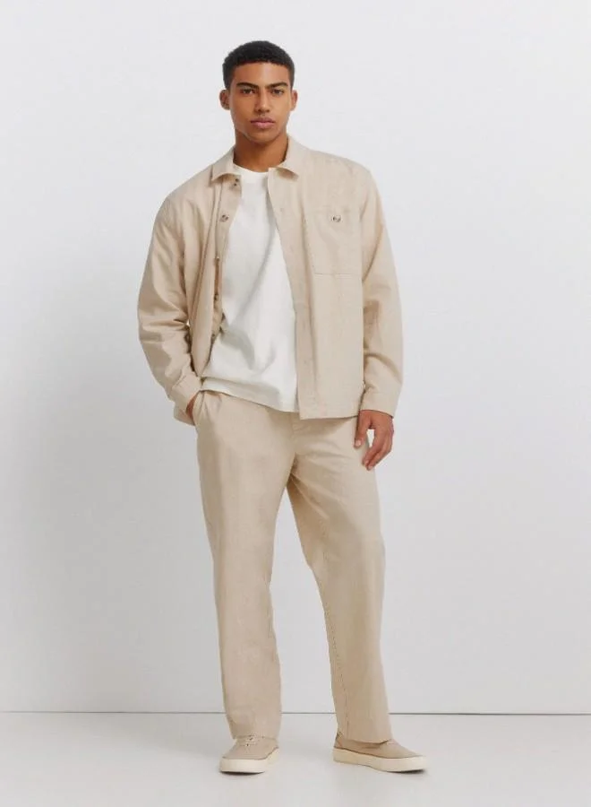 Springfield Linen/cotton trousers with side seam pockets. It has an elasticated waistband at the back and an internal drawstring for a better fit. Back welt pockets. Straight fit.