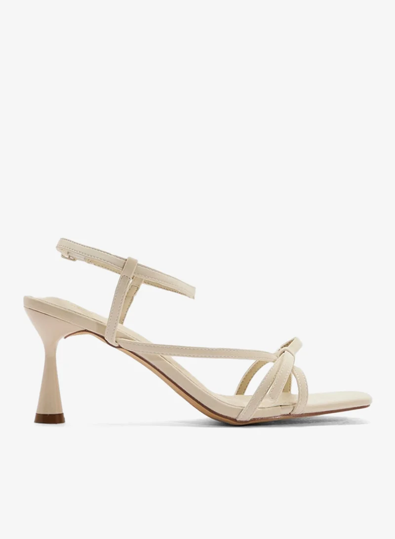 ايلا صندل بكعب مع فيونكة