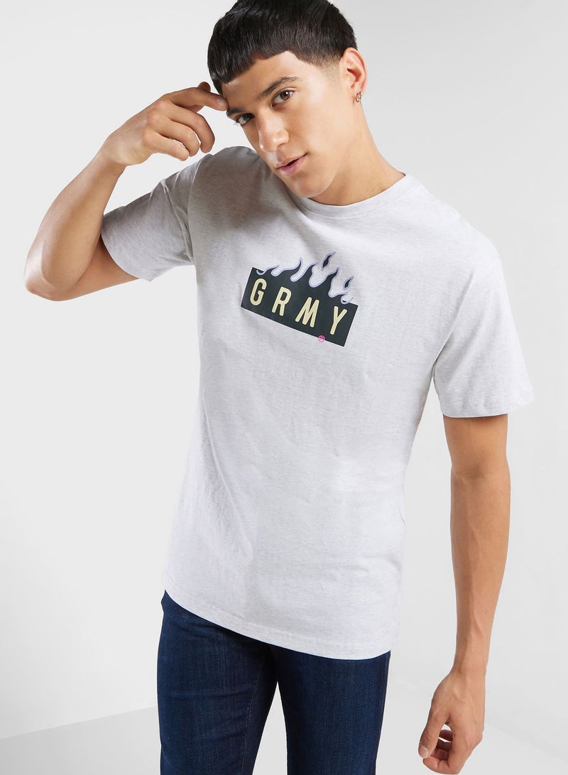 جرايمي تيشيرت بطباعة غرافيك - Image 1