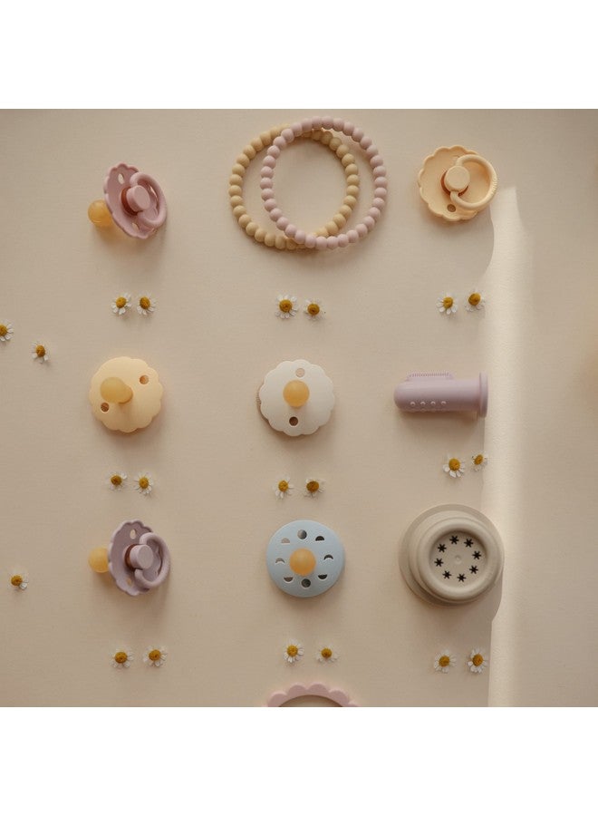 FRIGG لهاية FRIGG Daisy SilkySoft السيليكونية للأطفال | مصنوعة في الدنمارك | خالية من BPA (وردي فاتح/بنفسجي ناعم، 0-6 أشهر) - Image 4