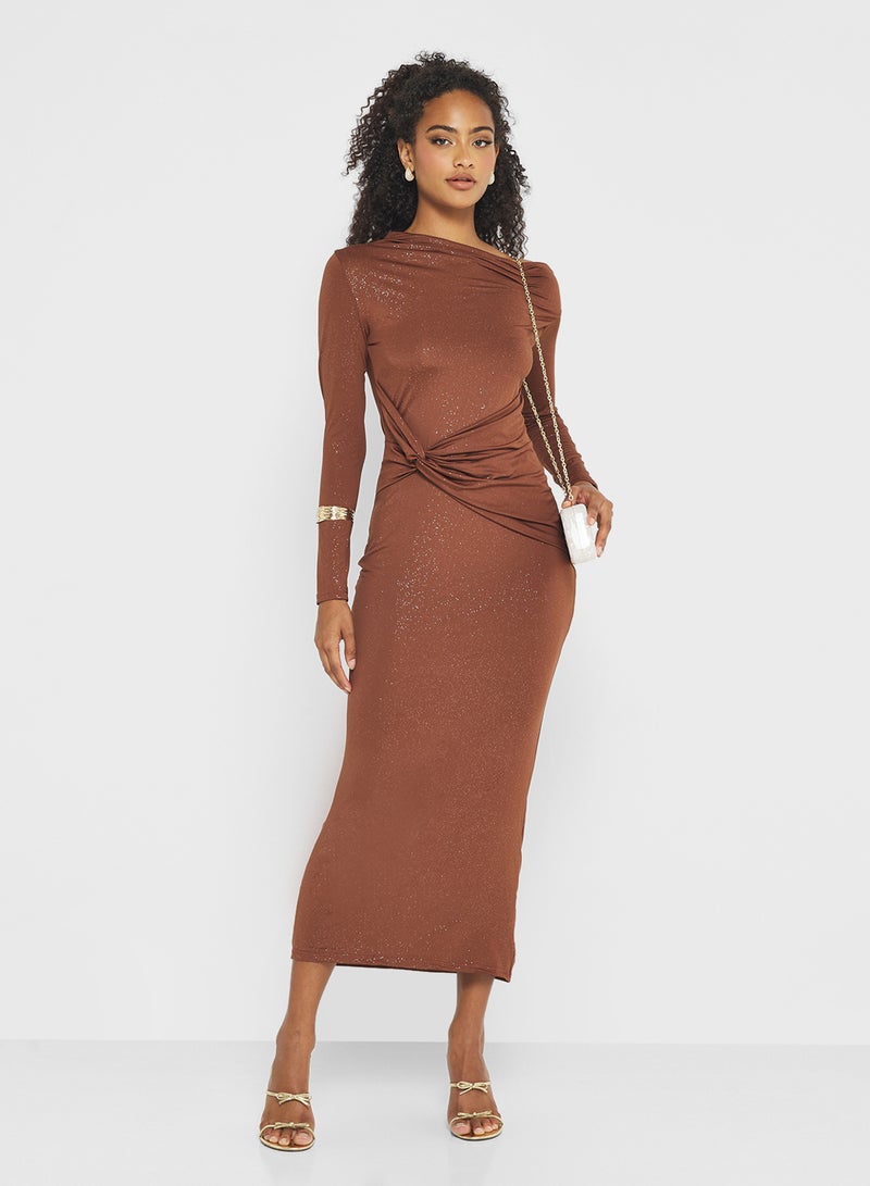 جينجر فستان ضيق بكتف غير متماثل ودرابيه - Image 5