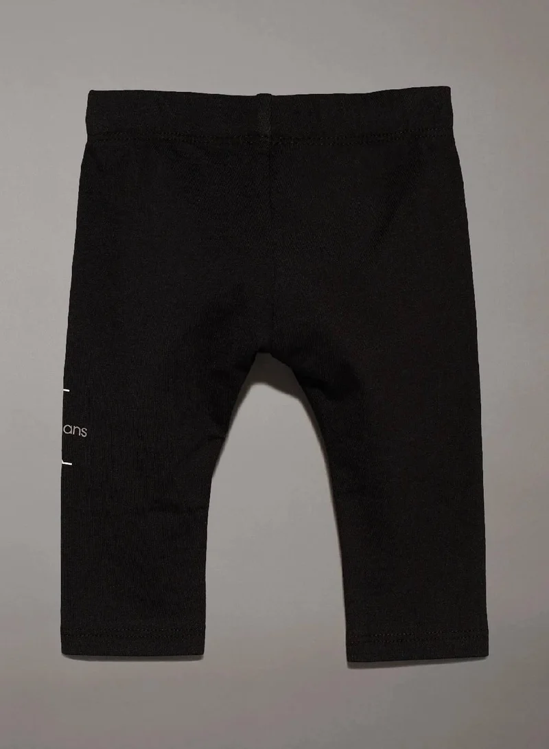 كالفن كلاين جينز بنطال ضيق للأطفال حديثي الولادة مزين بشعار كلفن كلاين