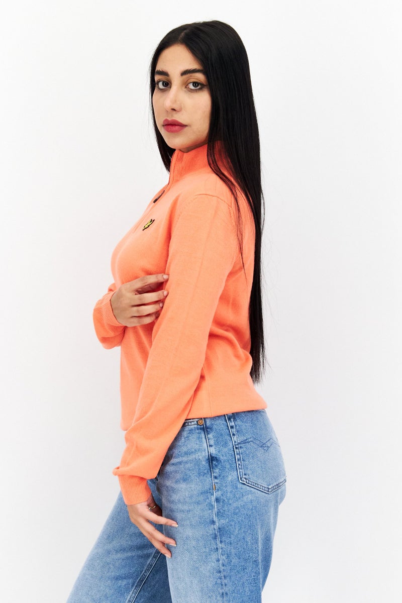 Lyle & Scott سويت شيرت نسائي بأكمام طويلة وياقة مزيفة مع شعار مطرز، برتقالي - Image 4