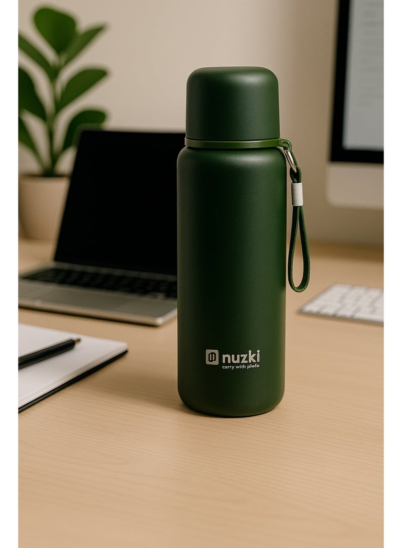 نوزكي قارورة مياه ستانلس ستيل  من Nuzki – معزولة مزدوجة للجفظ الحراري، تحفظ الحرارة والبرودة لساعات، غطاء كوب، مانعة للتسرب، آمنة وصحية، مناسبة للمدرسة والعمل والرياضة والسفر – لون أخضر - Image 2