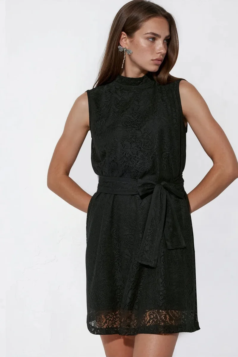 جينيفر Belted Strapless Lace Mini Dress