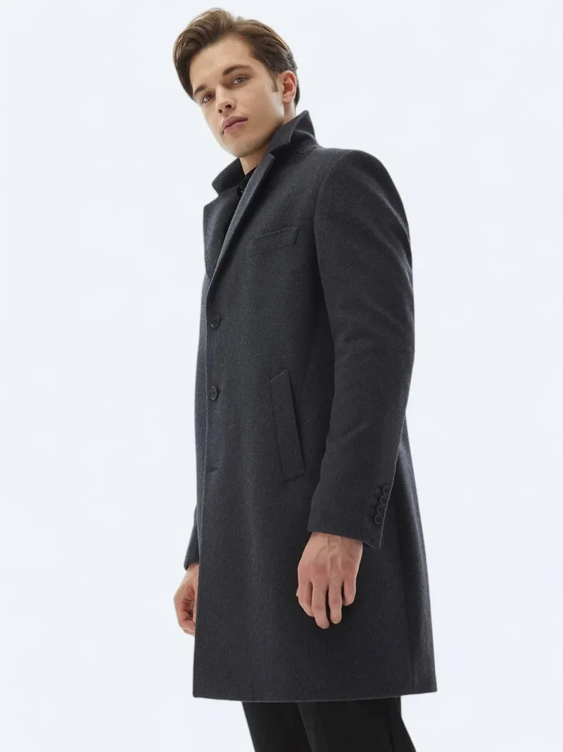 كيب معطف هارد كول ذو قصة عادية وياقة فراشة ونسيج كلاسيكي