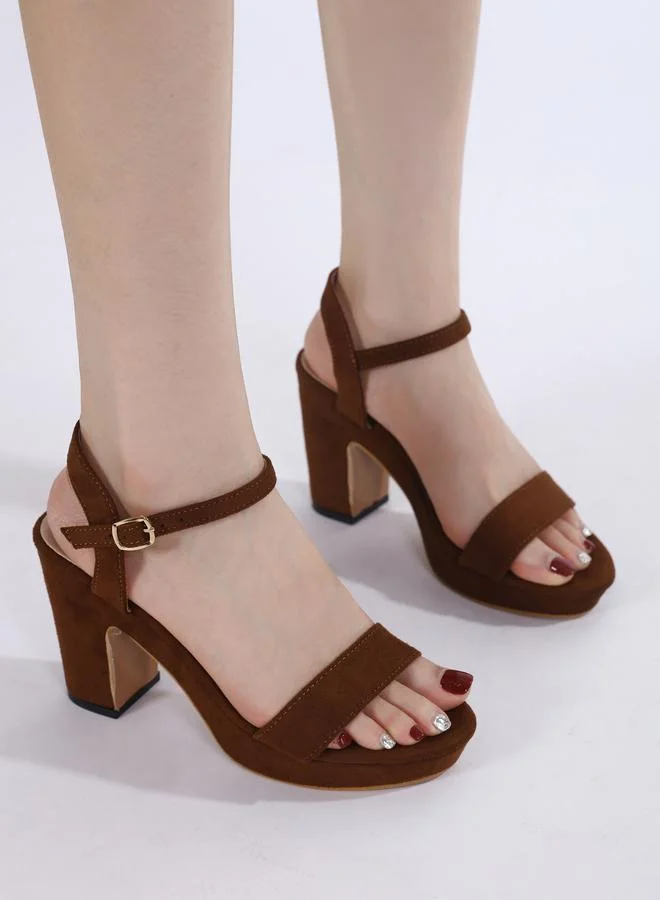 سنيك ايه بيك صندل بكعب عريض ورباط للكاحل